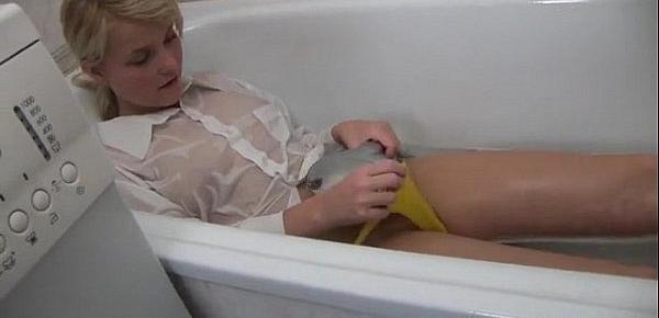  teen masturbates in tub